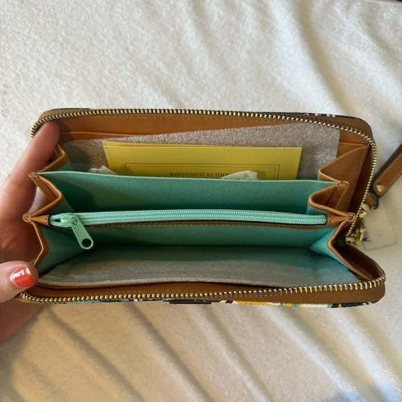 Disney Cruise Line Luggage Stickers Wallet by Disney
Dooney & Bourke - NWT - Picture 3 of 3